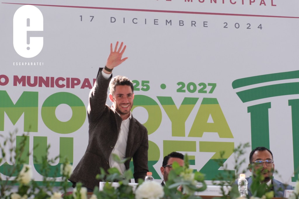 Adolfo Solís Gómez toma protesta como presidente municipal de Almoloya de Juárez 2025-2027, comprometiéndose a trabajar por el desarrollo.